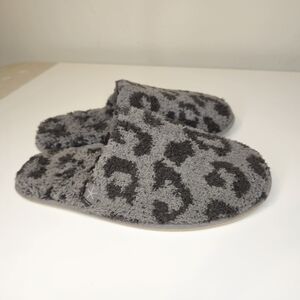 Barefoot Dreams Gray Leopard Print Slippers Size M